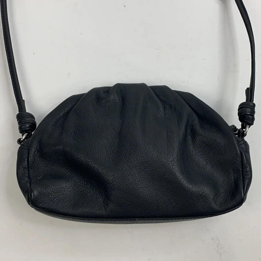 Vintage Leather Shoulder Crossbody bag Black Lined Pockets Zip Magnetic closure